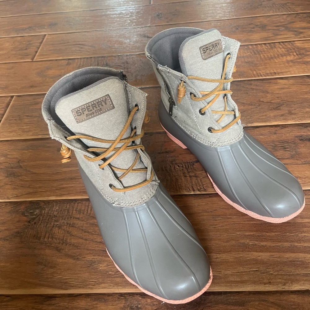 Sperry Women's Gray and Pink Winter Boots